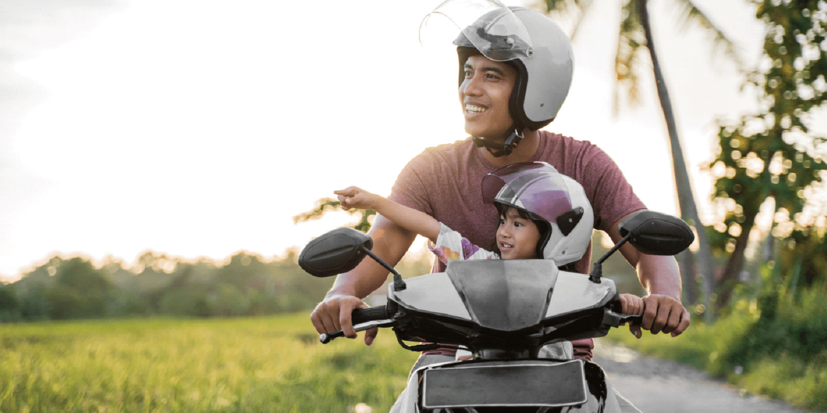 Transportar crianças menores de 10 anos em moto é imprudente e proibido  perante a lei.